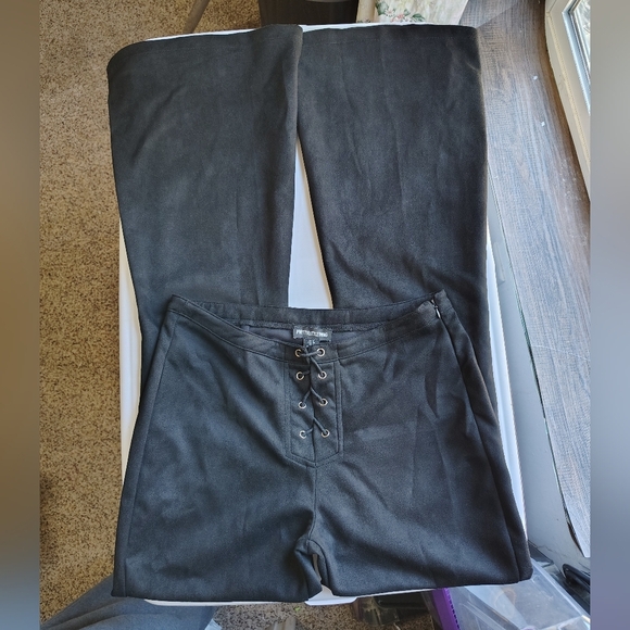 Pretty little Thing faux suede flared lace up pullover Pants black 4 Oversized. - Picture 3 of 17